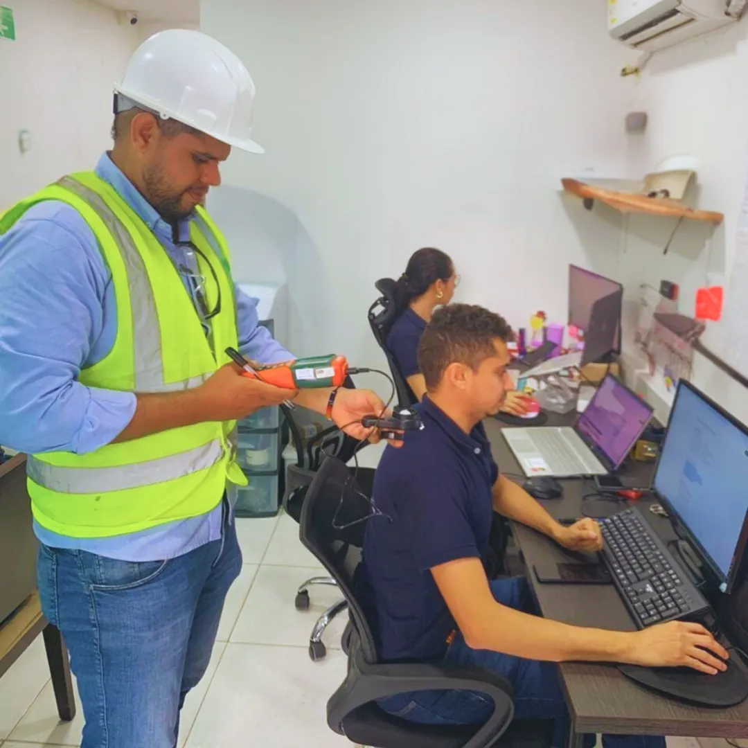 Consultores ambientales en laboratorio acreditado con equipos modernos